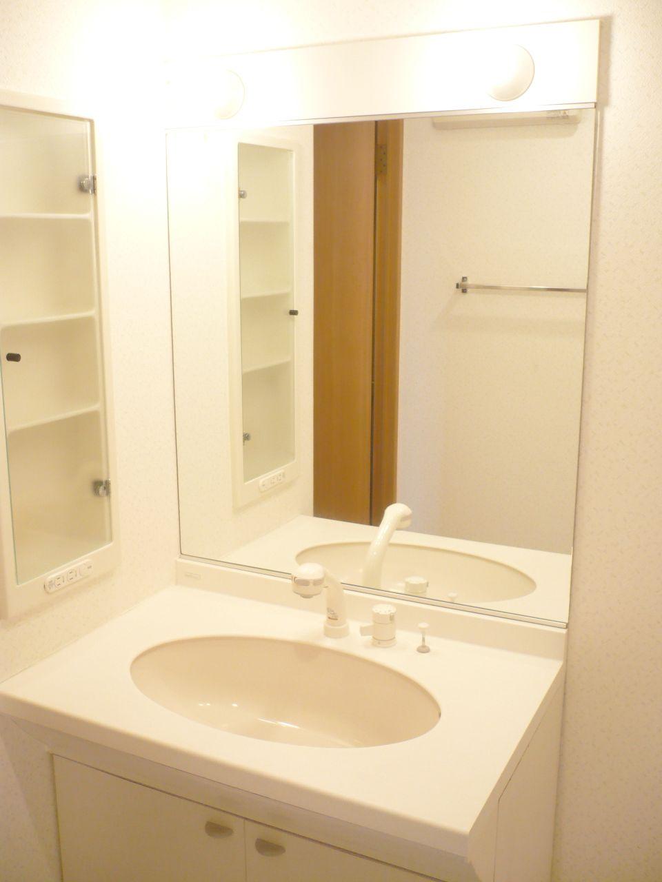 Wash basin, toilet. Wash basin