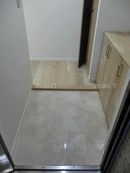 Entrance. Neat entrance space