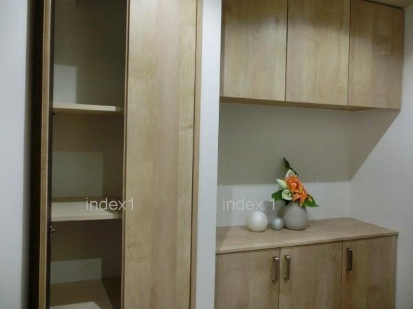 Receipt. Also substantial entrance storage!