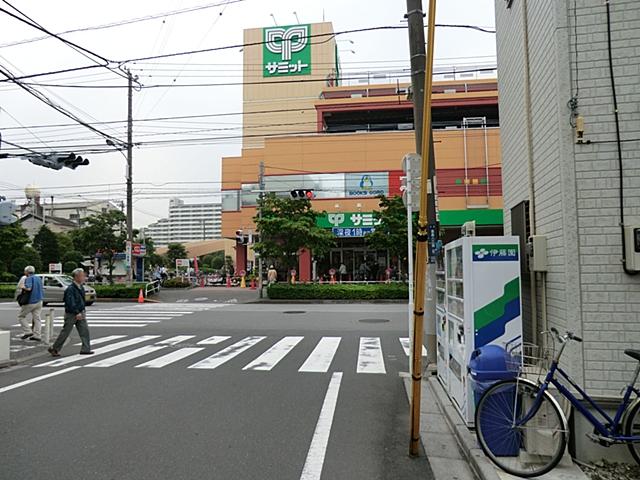 Supermarket. 700m until the Summit store prince shop