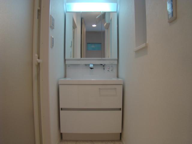 Wash basin, toilet. Indoor (12 May 2013) Shooting