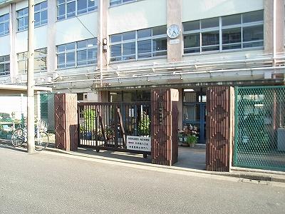 Junior high school. 840m to the north-ku, junior high school with Tatsuine