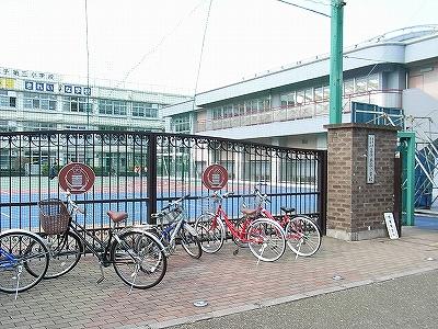 Primary school. Kita Ward prince third to elementary school 210m