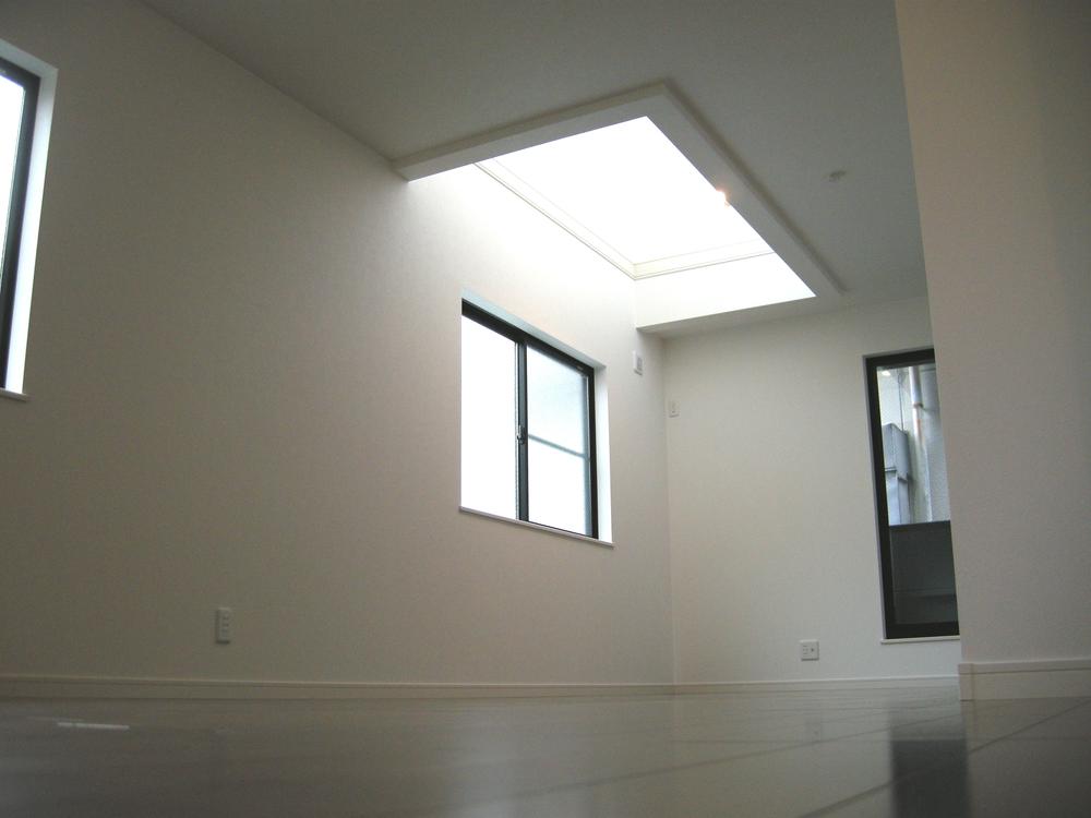 Living. Vaulted ceiling is day is good