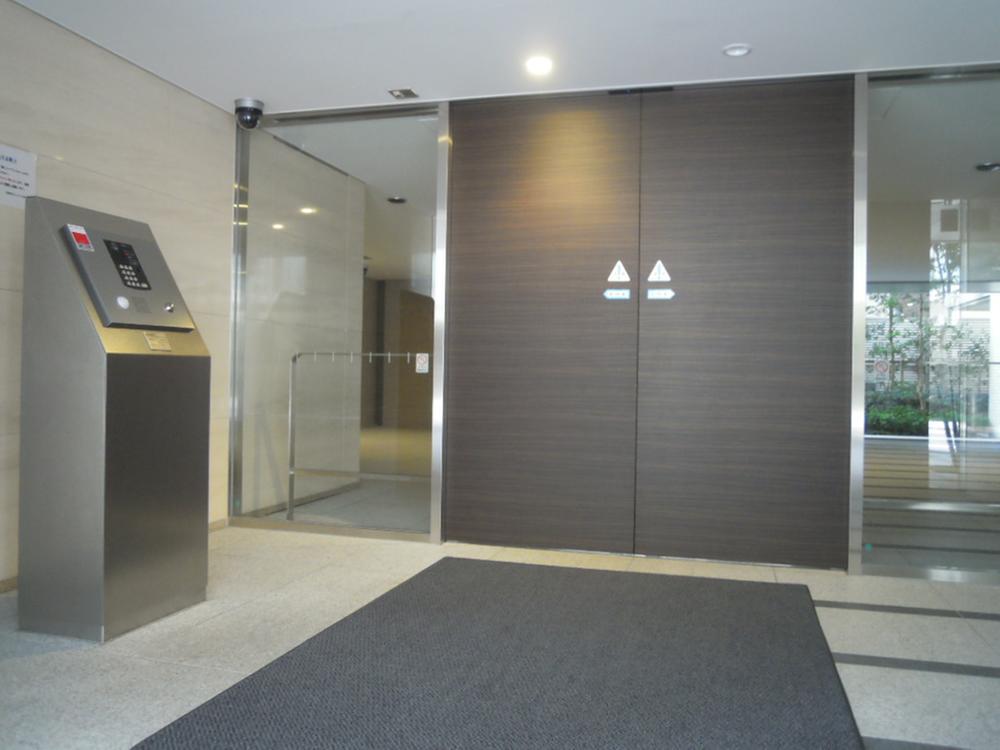 Entrance. Common areas