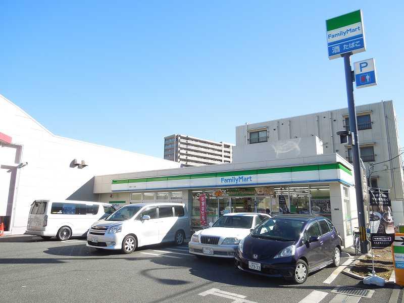 Convenience store. 390m to FamilyMart Ukima 1-chome