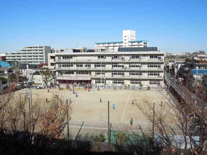Primary school. 160m to the west Ukima elementary school