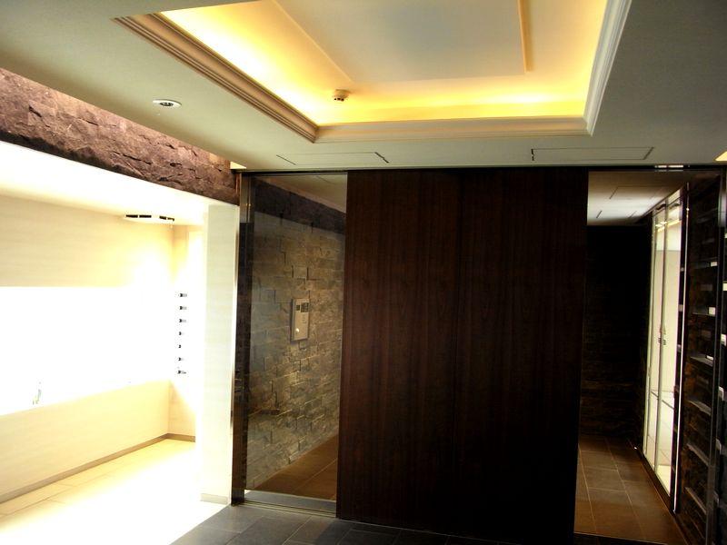 lobby. In light of the softly spilling indirect lighting from the ceiling up walls and folding, Emerge is expressive of material.