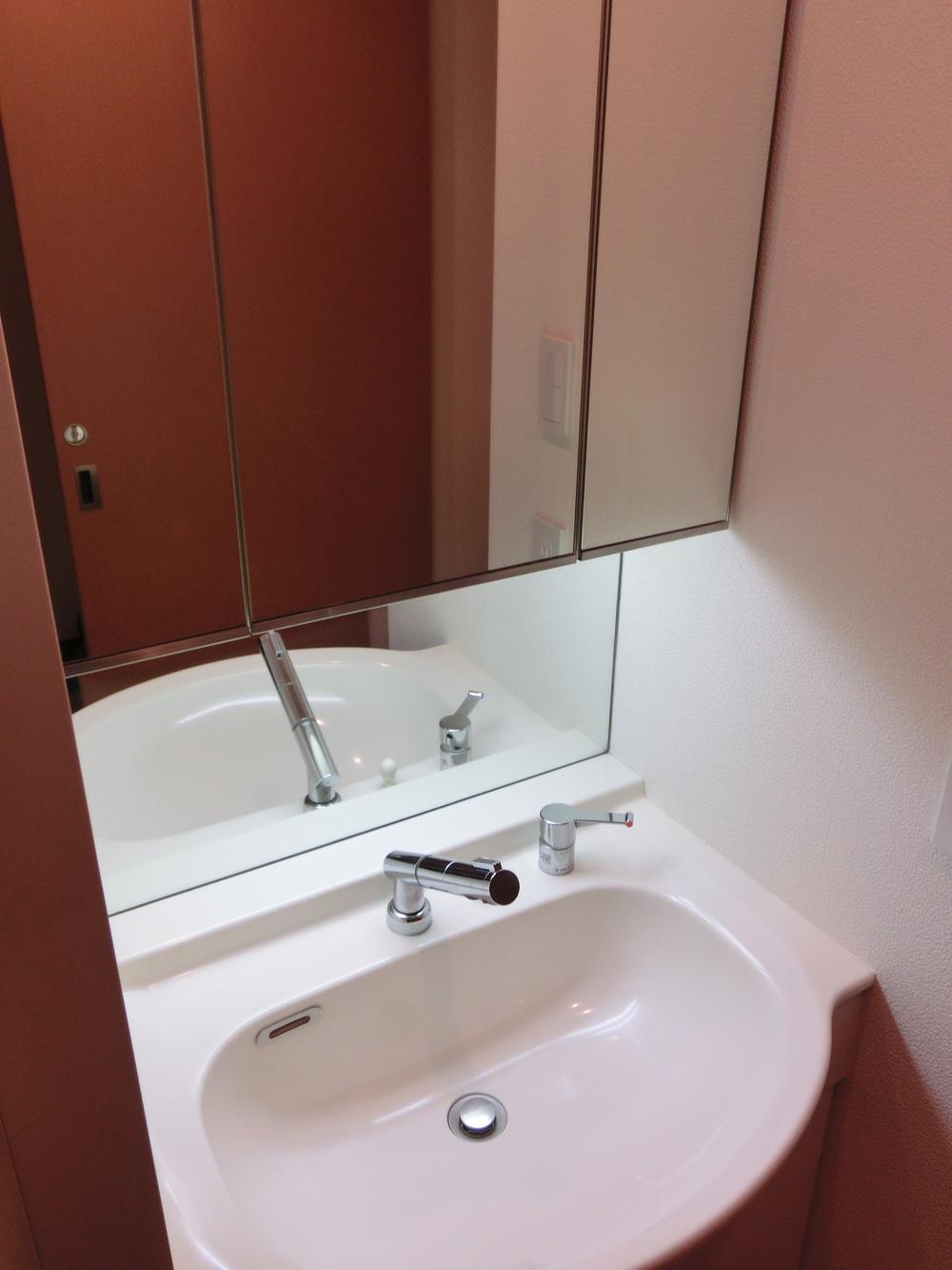 Wash basin, toilet. Indoor (February 2013) Shooting