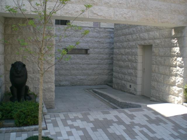 Entrance. Common areas