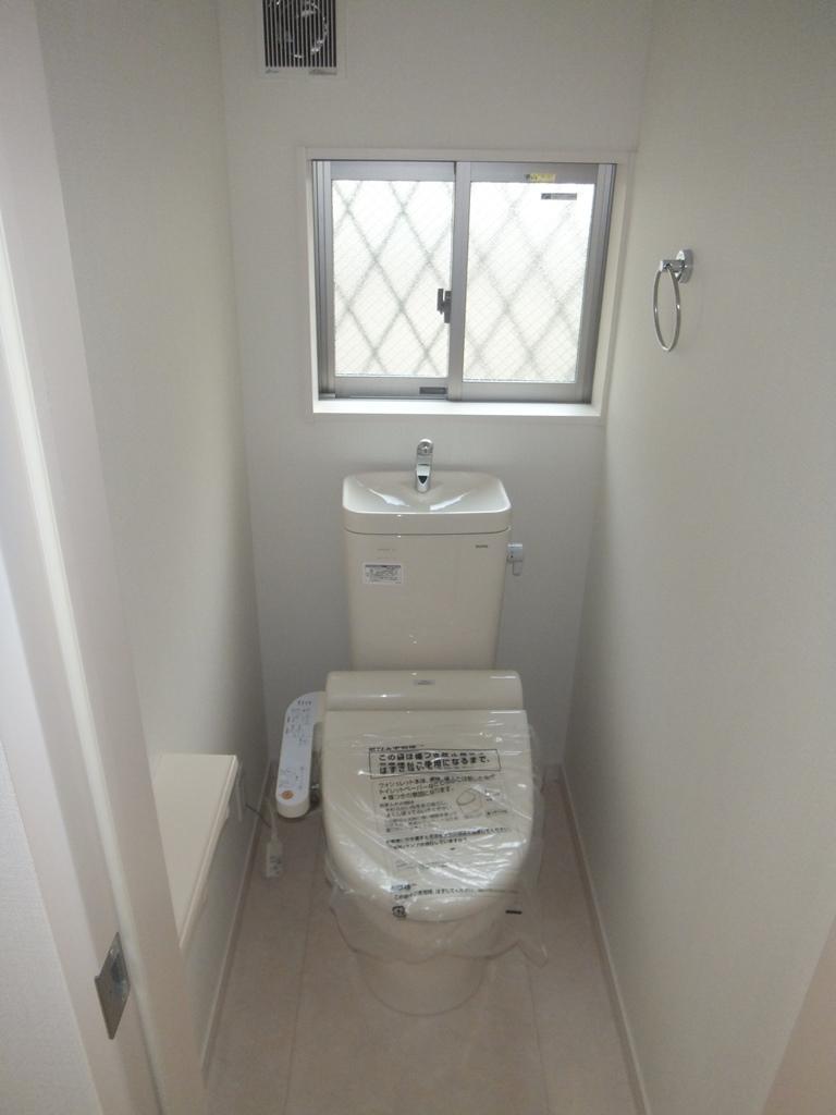 Toilet. Local (November 7, 2013) Shooting