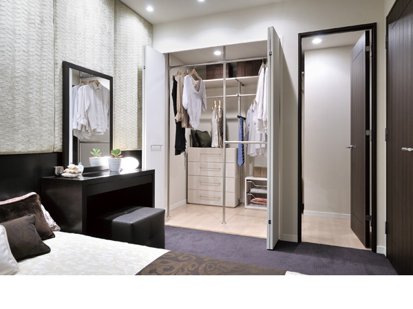 Depth of about 1.6m, Big walk-in closet, which was to ensure the breadth about 2.5 tatami. Master bedroom, You can enter and exit from either the corridor