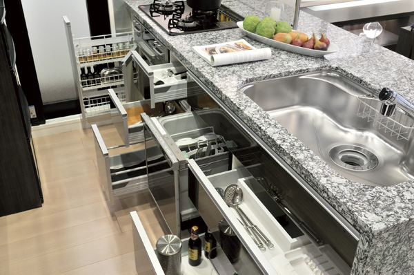 Adopt a rich storage space of the pull-out in the kitchen