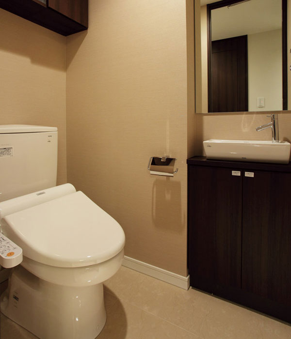 Bathing-wash room.  [Bidet] Heating toilet seat, Deodorizing functions, such as, And asked for comfort. Because the siphon, Less water wings, Sound at the time of cleaning is also quiet.  ※ In the apartment gallery, Toilet facilities can be confirmed. (The room is different from the one of this sale)