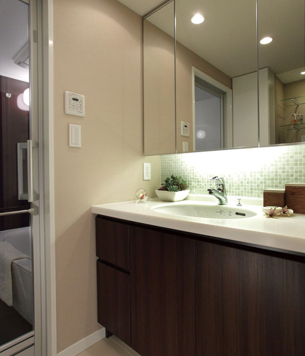 Bathing-wash room.  [Powder Room] On the front of the vanity, We established the three-sided mirror can also be used as a glove compartment, such as cosmetics. And more vanity bottom offers a space to pay clean the health meter. Wash bowl adopts dropped inclusive type. There is a sense of quality in the counter top, Adopted to clean and easy to artificial marble. Faucet part can be pulled out with a hose.  ※ In the apartment gallery, Powder room of the equipment can be confirmed. (The room is different from the one of this sale)