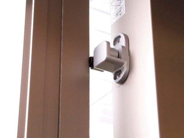 Building structure.  [Finger nails prevention stopper] When you open the sash, Tabasami not to pinch your fingers were installed stopper. (Same specifications)