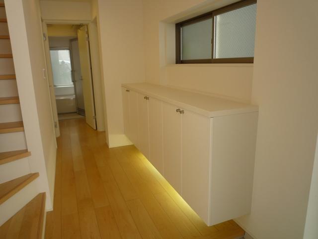 Same specifications photos (Other introspection). Entrance