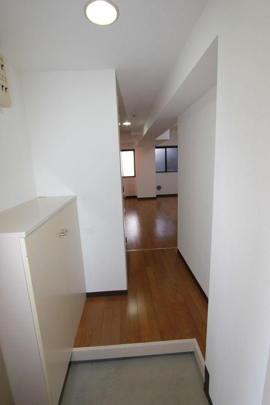 Entrance. Entrance r corridor