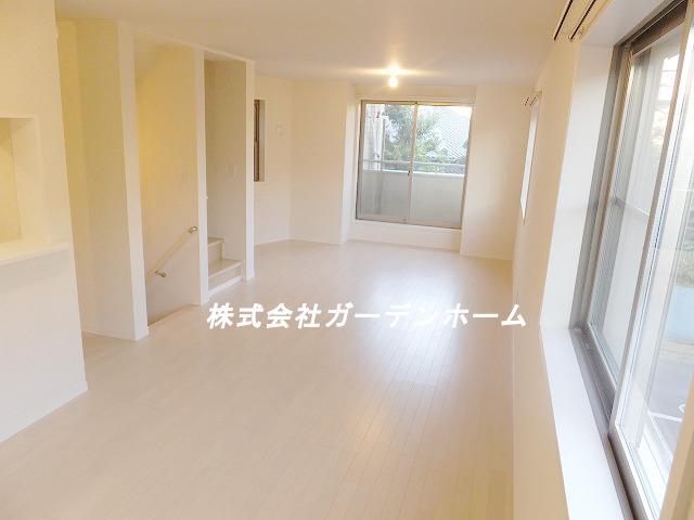 Living. Very easy to use living whopping 20 tatami mats or more !! south-facing design, Gracefully you can relax !! in the day's's living