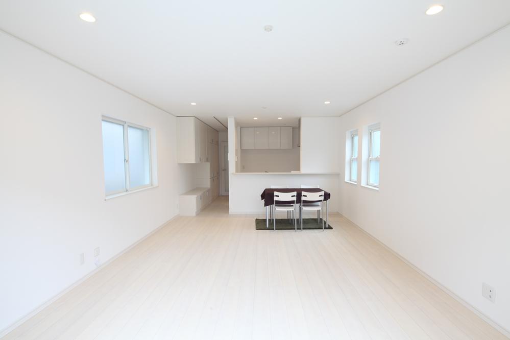 Same specifications photos (living). It will be in the same specification photo of living. Adopt a special olefin sheet to be long-lasting beauty living room flooring. There is a strongly excellent scratch resistance to sunburn