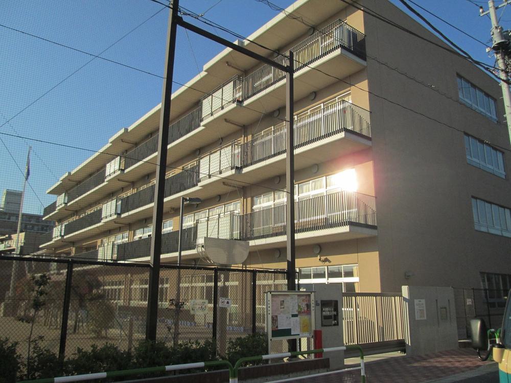 Primary school. 80m to the west Ukima elementary school