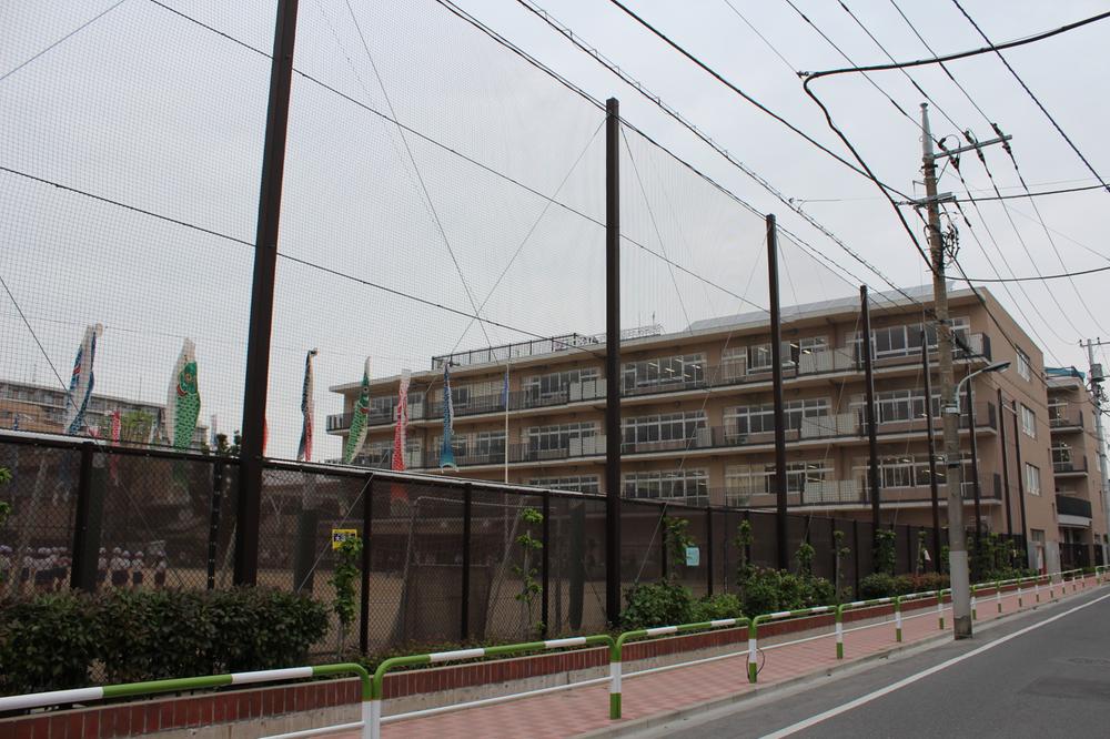 Primary school. To Kita-ku Tatsunishi Ukima elementary school 750m whole school student 603 people. Founded is 55 years of elementary school. Education goals ・ Definite learning ・ Warm heart ・ Healthy body ・ Strong force It has set four of.