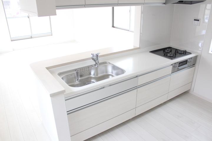 Kitchen. 3 is a kitchen of Building. Face-to-face kitchen overlooking the living room. Living day insertion than three directions, Also range There is next to the window kitchen. (At 2013 20 October 11) Shooting