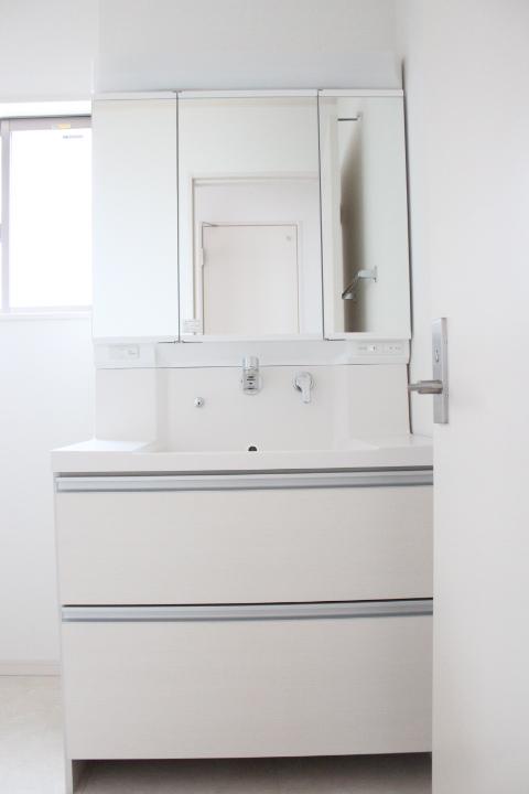 Wash basin, toilet. Building 3 is vanity. You can toothpaste cleansing alongside two people, even in the morning in the width 90cm. (At 2013 20 October 11) Shooting