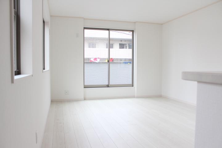 Living.  [Size larger detached] 16 tatami living Hawk Town Ukima 4-chome Building 3. East direction with two windows on the left. Plenty welcome plan the sun from morning. (2013 October 20, day 11 hour shooting)