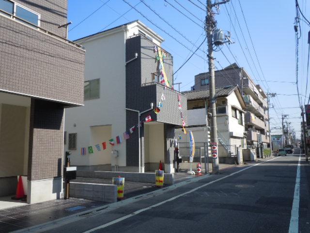 Local photos, including front road. Building 3 appearance from the west. Adjacent land of the building there is no east-west two-sided building is taking the widely parking space on public road side. (At 2013 September 21, 9) Shooting