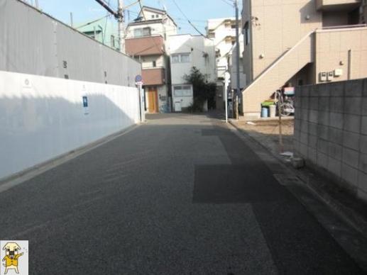 Local photos, including front road. Front road is also garage is easy to really widely person to drive a car is not good. 