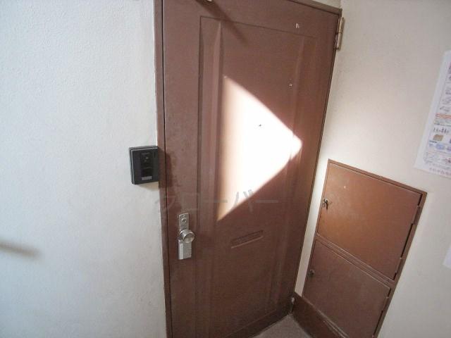 Other common areas. Sharing unit Entrance