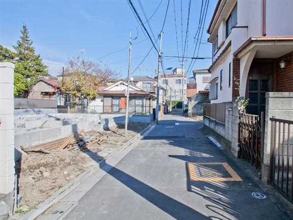 Local photos, including front road. Front road 2013 / 12 shooting