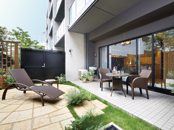 Living.  [terrace ・ Private garden] Wide terrace that decorate the full sense of openness ・ Dihedral angle of aperture dwelling unit plan which arranged the private garden. (Three or more points is building in the model room Dg type ※ July 2013 shooting ※ Surrounding environment ・ View, etc. might change in the future)