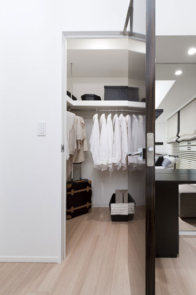 Receipt.  [Walk-in closet] Walk-in closet that can confirm the stored items at a glance is, Large-scale storage with the size of the room. In addition to the storage of a number of clothing, Drawer to feet and chest, You can put even shoe box.