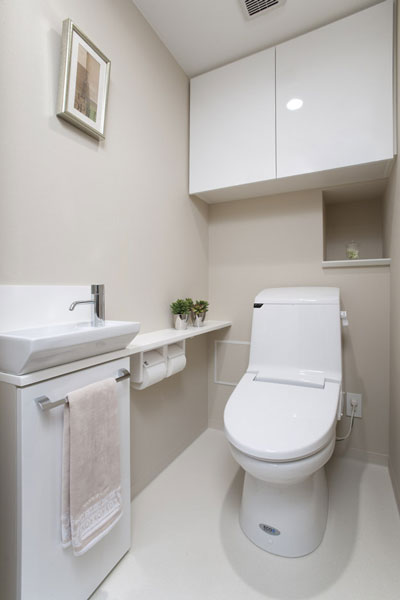 Bathing-wash room.  [Water-saving low tank toilet] Adopting the cleaning water consumption is less low tank toilet. Water-saving is made to the reduction of CO2 emissions, Friendly specifications also an environmental perspective in economic. further, Hygienic and always pleasantly use hot water cleaning function with heating toilet seat (shower toilet-integrated toilet), With hand washing counter.