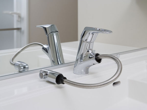 Bathing-wash room.  [Single lever faucet ・ Step with integrated bowl] The vanity is, Head is pulled out, Adopt a convenient single-lever faucet, for example, when you wash basin bowl. Also, Within the wash bowl, Set up a space that put wet cups and soap, etc.. Keep the counter clean, Saving you the hassle of cleaning.