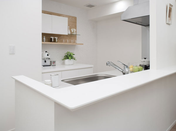 Kitchen.  [Face-to-face counter] Kitchen has adopted a face-to-face counter of depth up to about 300mm. Or temporarily placed the dishes before serving, Or decorate a flower, You can use a variety of applications. Between the sink and the counter, Will water is less likely to scatter because there is a step.  ※ Except A type.