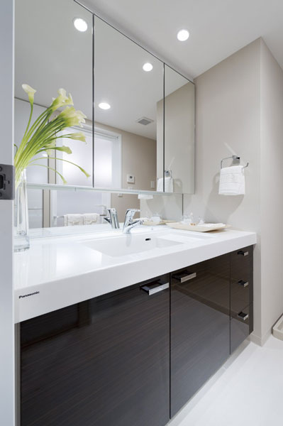 Bathing-wash room.  [Three-sided mirror with vanity (with hand lighting)] It has adopted a three-sided mirror with vanity, which also includes a three-sided mirror under mirror tailored to the child's point of view. Ensure the storage rack on the back side of the three-sided mirror. You can organize clutter, such as skin care and hair care products. Also storage rack is clean and maintain because it is clean and remove.