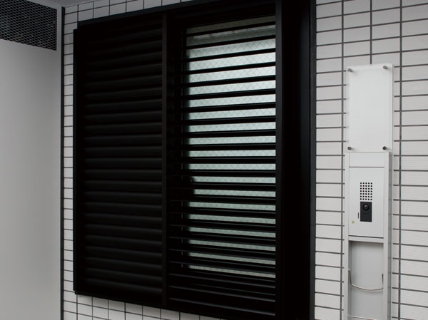 Security.  [Effectively movable louver plane lattice to block the line of sight from the outside] In the window of the shared corridor, Vane has adopted a blind type of louver surface lattice that can be angle adjusted by the movable. It can effectively block the line of sight from the outside while adjusting the light and wind by your choice, It enhances the privacy of and crime prevention.