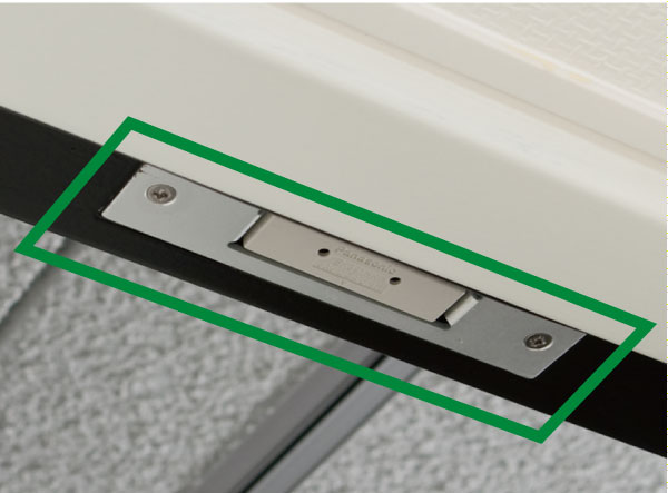 Security.  [Security sensors in alarm inform the intrusion] Entrance door ・ Part of the dwelling unit of the window [the second floor A type all room ・ Second floor D-type Western-style (1) (2) ・ 8th floor C type Western-style (1)] ・ Set up a crime prevention sensor to the ground floor dwelling units of the window and the roof balcony dwelling unit of the window ( ※ Except for the windows and FIX window stick of surface lattice). When the frontage part crime prevention sensor is installed is opened while security set, Sensor reacts, Place a abnormal signal to the security company sounds an alarm at the dwelling units within the intercom master unit and the Genkanshi machine.