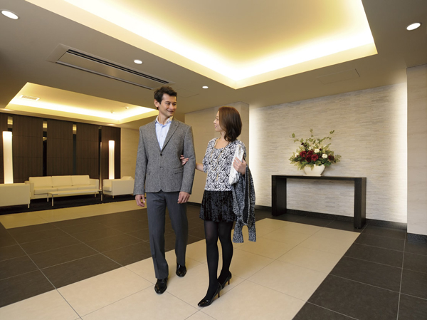 Shared facilities.  [Entrance hall] Entrance hall, Live better designed as a space to entertain the. By building in a white and black tile, It produces a sense of unity with the facade. further, It adopted a wall or ceiling Oriage woodgrain, Create a calm space. Space away from the hustle and bustle of the city, Live it is also available as a multi-purpose space that deepen exchanges. (October 2012 shooting)