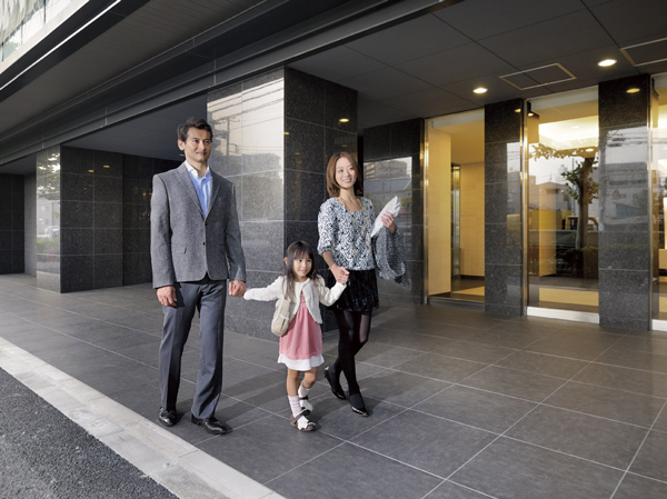 Shared facilities.  [Electric shutter gate (with private remote control)] The entrance side, It has established a driveway with a canopy. To further entrance of the parking lot, It established the shutter gate to enhance the safety and crime prevention. Open the shutter gate with a dedicated remote control, Since it closes automatically with a timer, You can operate without having to get down from the car. (October 2012 shooting)