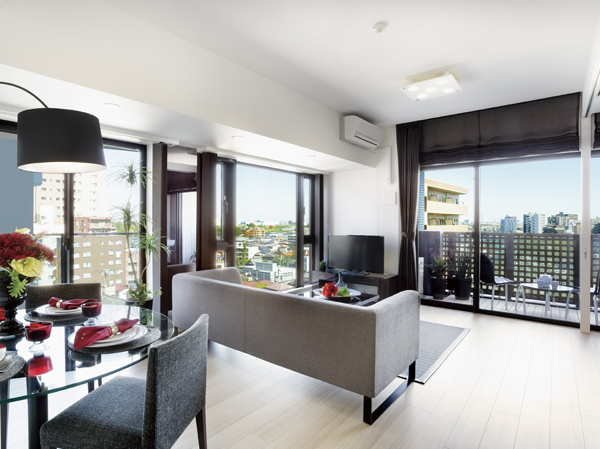 Room and equipment. Pleasant wind and soft sunshine, Living blessed with open-minded view ・ dining. By a maximum of about 2600mm a certain ceiling height, It has become a more spacious space. (Tower Building A type ・ The building in the model room 8th floor September 2013 shooting)