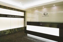 Mansion Gallery is a 3-minute walk from JR "prince" station, Or walk from Tokyo Metro Nanboku "prince" station at the 1 minute. Located on the fifth floor of the building on the first floor there is a "NTT DoCoMo shop". Model room in public, Beautiful wood ・ Fine nestled stuck to the wood grain. It is a pleasant space filled with peace. In the apartment gallery, In addition to We are pleased to introduce the model room, In models and panel, It is possible to know the properties of the details. After booking, We certainly recommend an early visit.