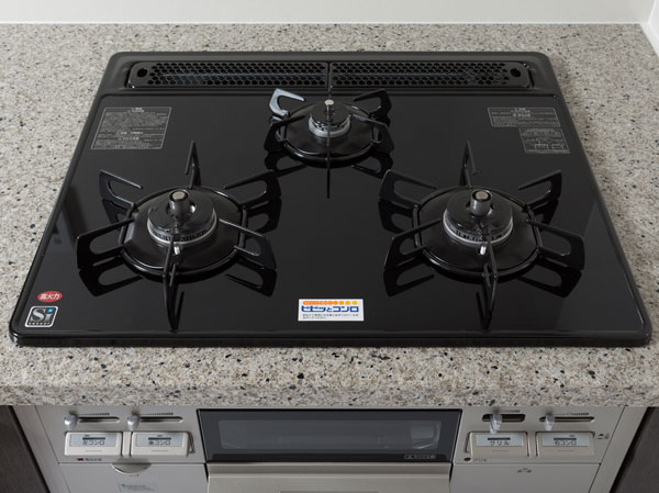 Kitchen.  [Two short beeps and a stove] Care is easy to design a beautiful glass top plate.  ※ Except for the D-type