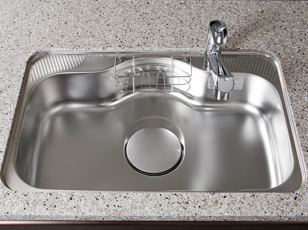 Kitchen.  [Quiet sink] Sink of sound sounded less noise design of wet work. Consideration to the conversation with the family in the living room.