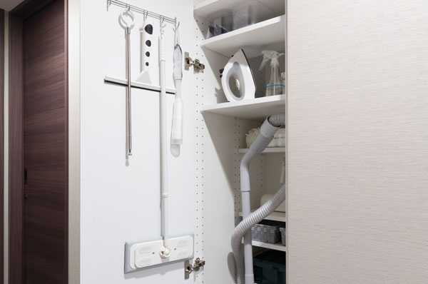 Other.  [Arrange shelf] Such as providing a movable shelf that can be separate in half before and after, It is a compartment that can be arranged to suit what you want to put away. (More than me in the room photo model Room C type)