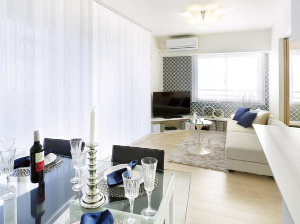 Living.  [Living Dining] Two-sided lighting living ・ dining. A type, Daylighting ・ Ventilation rich corner dwelling unit. It is more favor layout a sense opened by the three-sided opening.  ※ Building in the model room (70A type ・ 4th floor ※ September 2013 shooting)