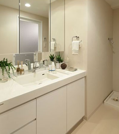 Bathing-wash room.  [Powder Room] Three-sided mirror with vanity, which also includes a three-sided mirror under mirror tailored to the child's point of view. Ensure the storage rack on the back side of the three-sided mirror. Integrated bowl with a step to keep the counter clean and eliminates the need of cleaning.